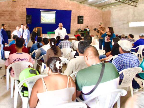 El titular de la SIT, Aníbal Erhler junto a la vicealcaldesa, Saraí Rivera, se reunieron con 16 comunidades para anunciar la inversión de 100 millones de lempiras.