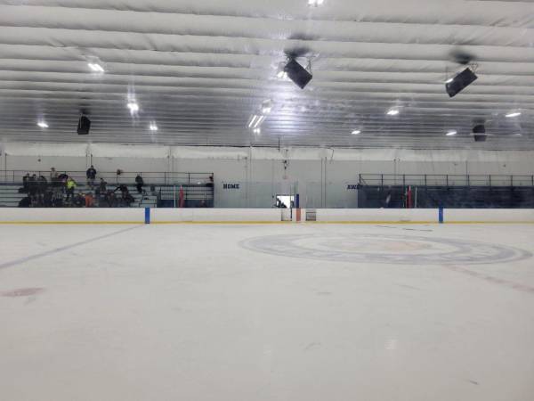 La pista fue evacuada tras el hecho y las autoridades investigan los motivos.