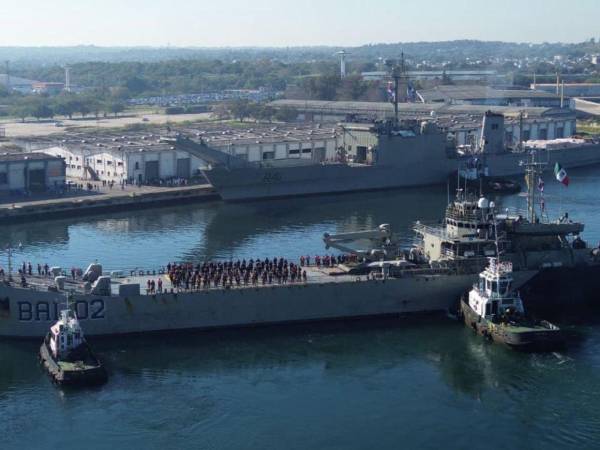 Los dos barcos de la Armada salieron el pasado domingo desde el Puerto del estado de Veracruz (este).