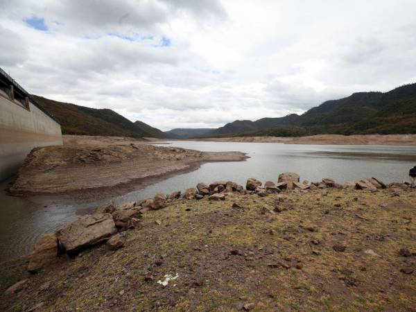 La represa La Concepción fue diseñada para abastecer a medio millón de personas, sin embargo, ahora se le exige el doble de su capacidad. La comuna capitalina declaró este embalse en emergencia debido que se encuentra en un estado crítico.