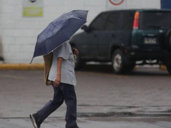 Una onda tropical causará lluvias en la mayor parte del país este domingo, con mayor intensidad en el sur, centro, norte y suroccidente.