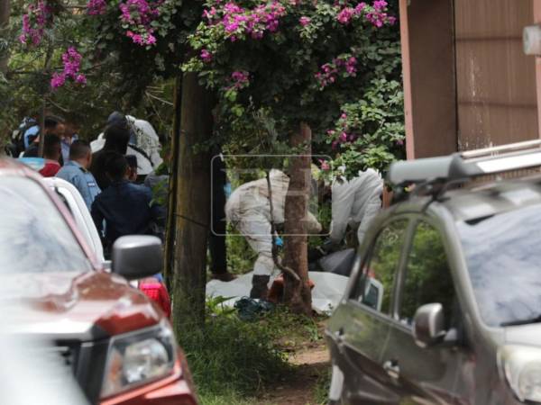 El cuerpo del hombre reportada heridas en el abdomen, según los primeros informes.