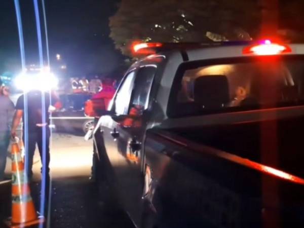 Autoridades de tránsito y personal forense realizan diligencias tras el accidente que dejó sin vida a un adolescente en San Antonio de Cortés.