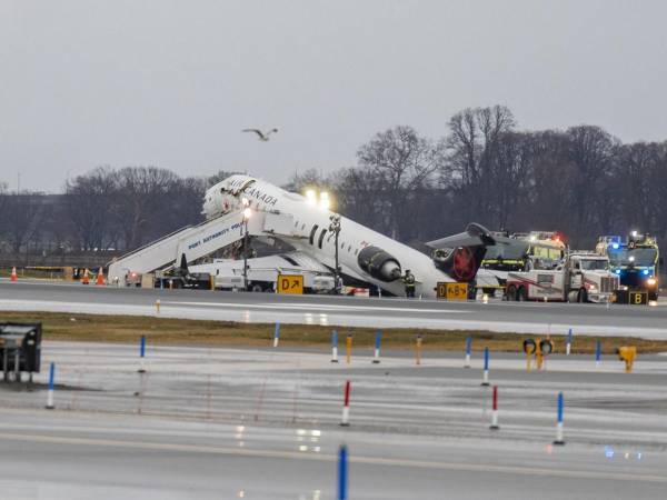 El controlador aéreo del aeropuerto LaGuardia de Nueva York admitió por radio haber “metido la pata” minutos después de la colisión entre un avión y un camión de bomberos que dejó dos pilotos muertos, según audios difundidos por medios, mientras las autoridades investigan las causas del accidente. Aquí las imágenes de la tragedia.