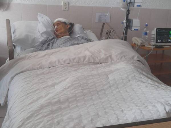Flavia Amador clama ayuda para salvar a su madre quien necesita una cirugía urgente luego de haber sufrido derrame cerebral.