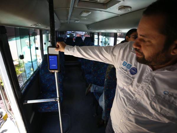 El sistema contempla pago con tarjeta prepago, cámaras, GPS y coordinación con fuerzas de seguridad para proteger a los pasajeros.