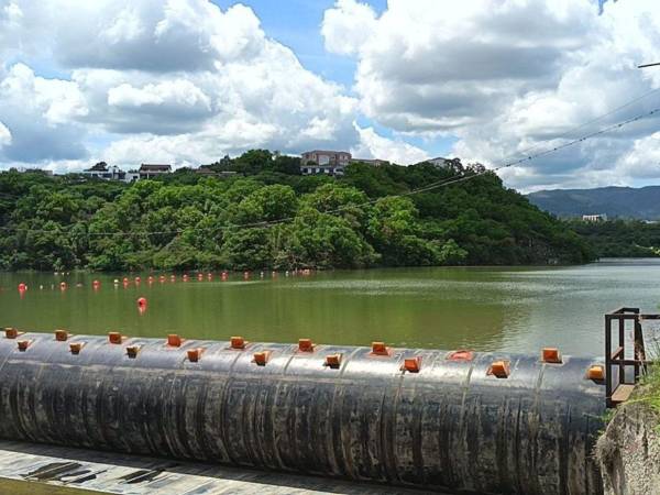Los Laureles comenzó a bajar su nivel después de alcanzar el 100% de almacenamiento en octubre. El último registro ubica el embalse en el 99.16% de su capacidad.