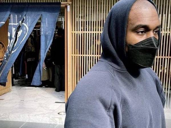 Ye, como prefiere que lo llaman, parecía ser todo sonrisas la tarde del domingo.