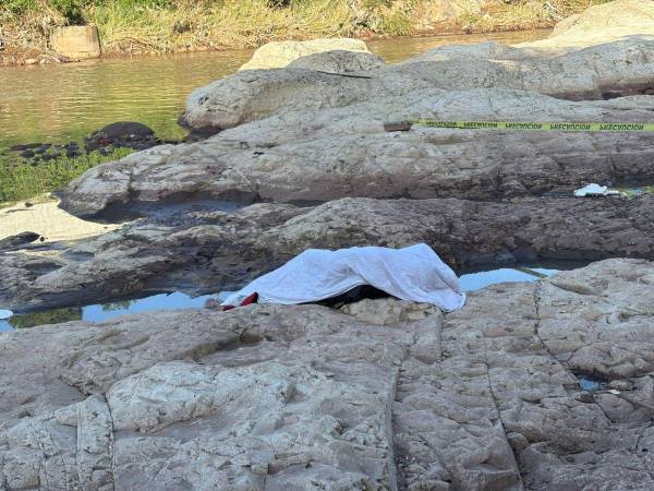 El cadáver de José Santos Alonzo Blandín (51) fue tapado con una sábana, por sus parientes.