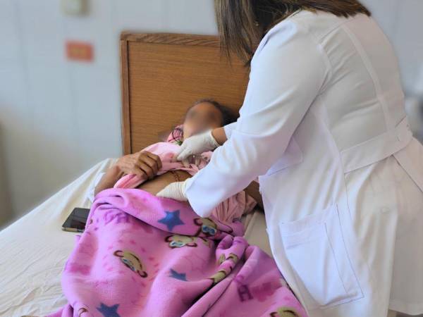 Una mujer de 64 años acudió al Hospital Escuela con el abdomen abultado, lo que hacía parecer que estaba embarazada. Sin embargo, los médicos descubrieron que se trataba de una masa quística de gran tamaño que pesaba entre 15 y 20 libras.