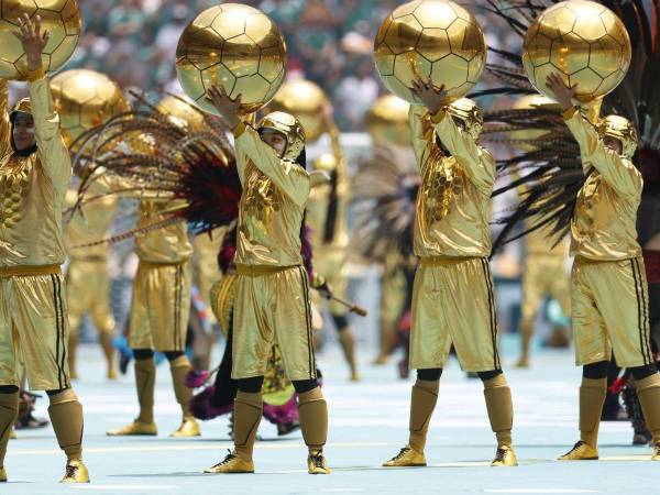 La inauguración del Mundial desbordó este jueves el Zócalo de la Ciudad de México y se extendió por las calles del Centro Histórico, donde aficionados mexicanos y de otras partes del mundo avanzaban entre cánticos, trompetas y vallas que limitaban el acceso al FIFA Fan Fest.