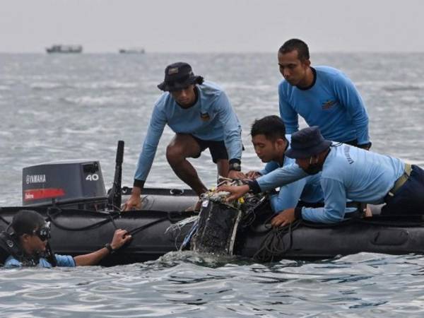En el mar también se encontraron restos del avión que se estrelló minutos después de despegar. Foto: AFP