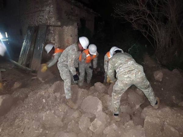 Integrantes de las Fuerzas Armadas removiendo escombros tras un sismo en la provincia de Chupaca, en la región de Junín (Perú).