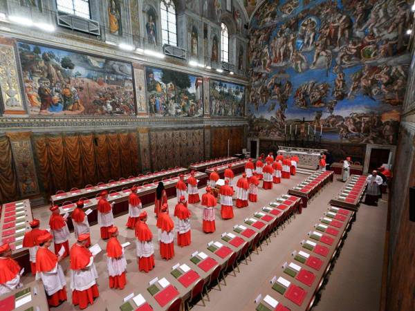 Este miércoles 7 de mayo los cardenales ingresaron a la Capilla Sixtina, para comenzar con la realización del cónclave, para elegir al nuevo pontífice tras la muerte del papa Francisco en la Ciudad del Vaticano. A continuación algunas de las imágenes más impactantes del día.