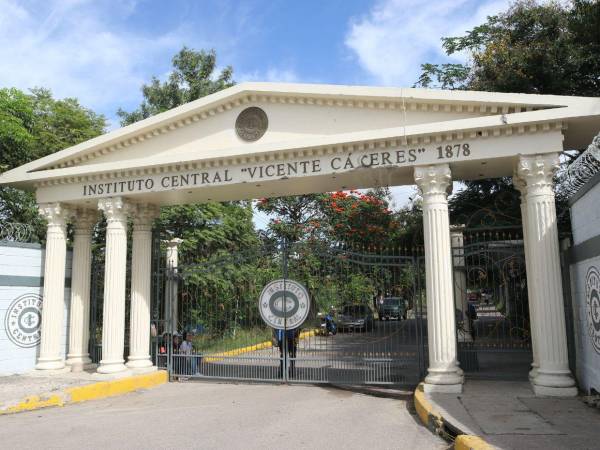 Miles de estudiantes de institutos como el central Vicente Cáceres se preparan para recibir sus títulos en ceremonias que marcarán el cierre del año académico.