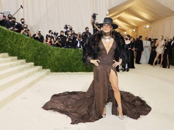 Jennifer López asistió junto a Ben Affleck al Met Gala, pero el famoso actor le permitió brillar a ella sola por la alfombra. Foto: AFP