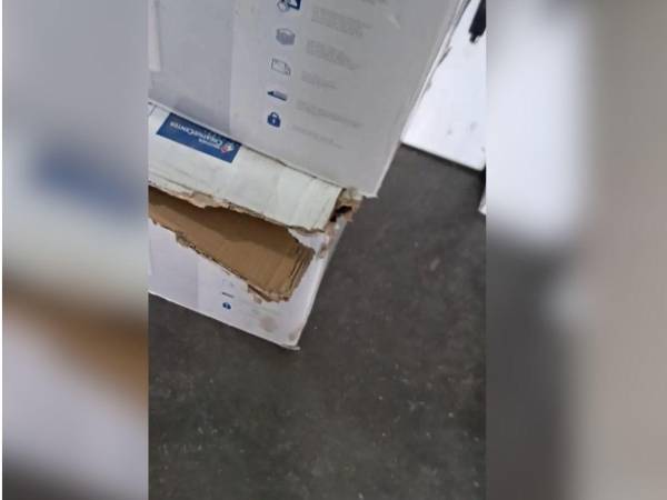 Así llegaron unas maletas al centro educativo Froylán Turcios de San Pedro Sula.