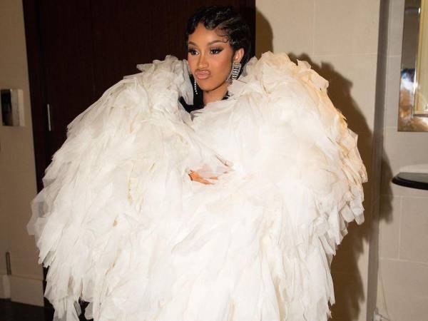 Cardi B reaccionó muy molesta y lanzó un micrófono contra la mujer que le lanzó una bebida.