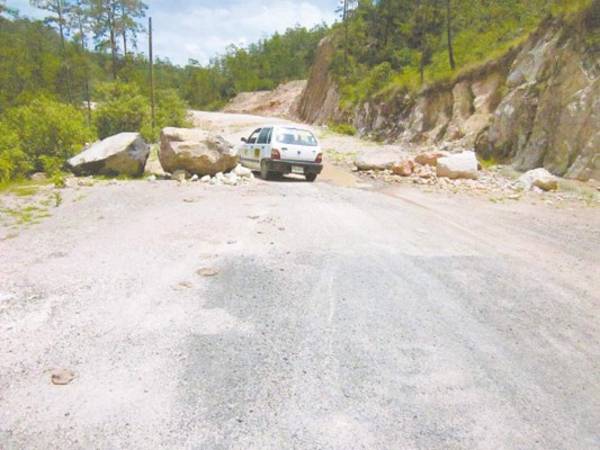 En la via de comunicación se presentan derrumbes de rocas, en especial durante el invierno, situación que se espera sea solventada con las obras que ha prometido desarrollar el gobierno.