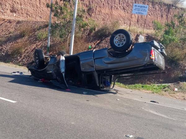 El vehículo en el que se transportaban las personas que resultaron heridos y el fallecido, quedó con las llantas hacia arriba en la orilla del carril que conduce a Comayagua.