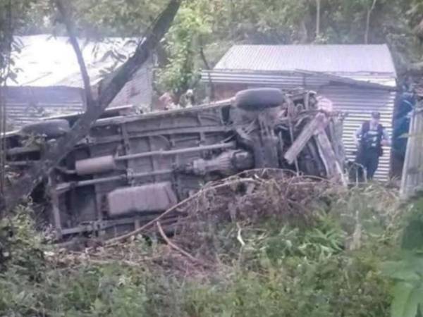La unidad de transporte se volcó y cayó a unos metros de unas viviendas de la zona.