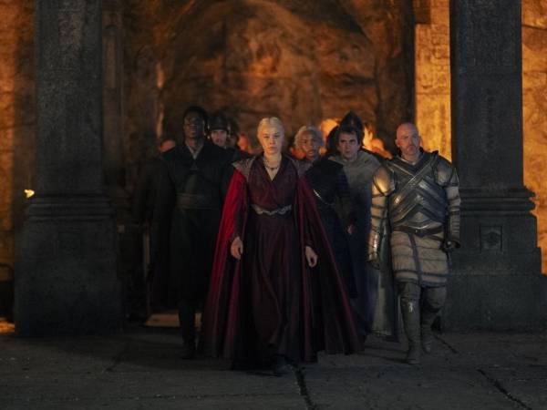 La segunda temporada de House of the Dragon dejó a sus espectadores con una guerra sin resolución, una traición guardada bajo la manga y un rey huido que nadie sabe muy bien dónde está. El 21 de junio, a las 8:00 de la noche (hora de Honduras y Centroamérica), HBO Max enciende la mecha de lo que el propio showrunner Ryan Condal ha descrito como guerra total. Hay, entonces, siete días para ponerse al día.