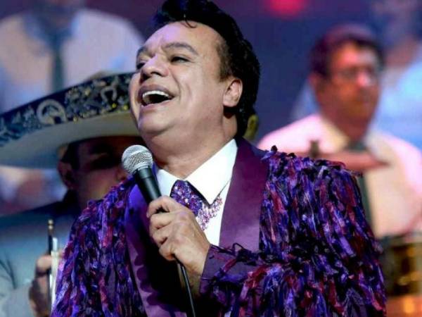 Su nombre no era Juan Gabriel sino Alberto Aguilera Valadez. El artista era conocido por su nombre artístico en honor a su benefactor y maestro Juan Contreras y su padre Gabriel Aguilera.
