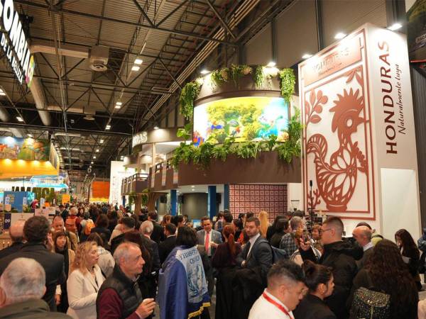 Fitur reúne cerca de 10,000 empresas de 161 países, 967 expositores y más de 155,000 profesionales del turismo a nivel mundial.