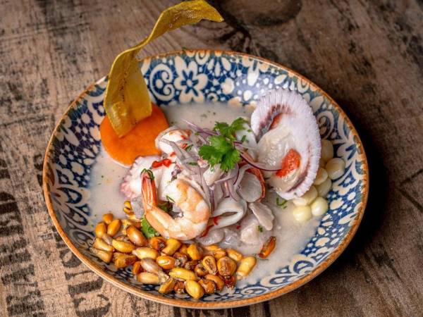 Si bien el ceviche es el plato estrella, la gastronomía peruana reúne un conjunto de saberes y tradiciones culinarias de origen ancestral en la costa, los Andes y la Amazonía.