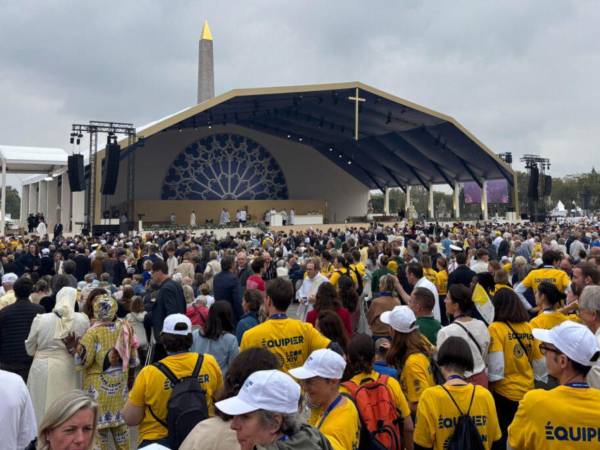 Cientos de miles de personas se instalan en los Campos Elíseos para ver a León XIV.