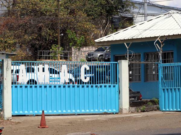 La Agencia Hondureña de Aeronáutica Civil es la encargada de regular la seguridad aérea civil de Honduras. Se basa en la normativa nacional e internacional.