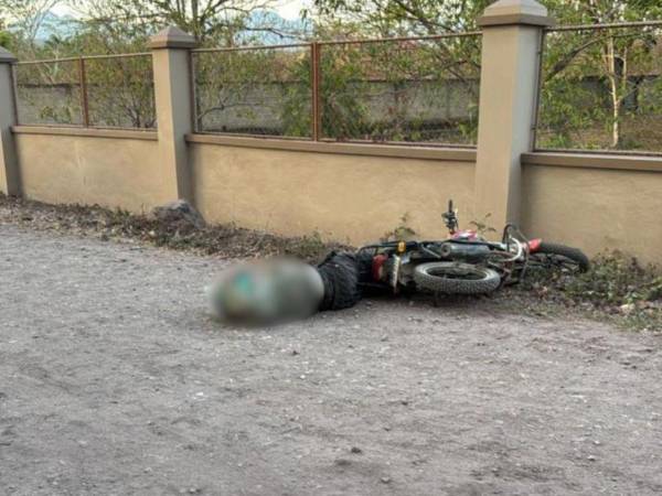 El sargento primero auxiliar, Ángel Pastor Carías Macías, quedó tirado en una calle de tierra, sobre su motocicleta.