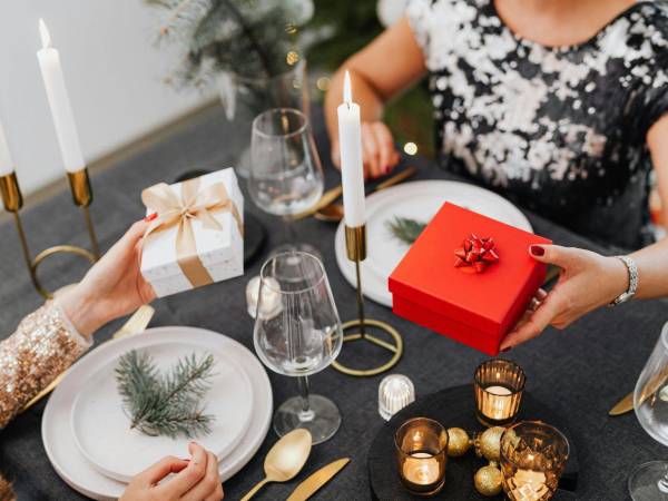 Se acerca la Navidad y con ello el divertido y tradicional juego del Amigo Secreto. Como sabemos que la vida a veces puede ser caótica y quedar con tus amigos para sacar los papelitos no es tan fácil, aquí te compartimos 10 aplicaciones que te ayudarán a agilizar el sorteo.