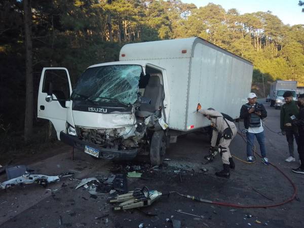 Tras el fuerte golpe, el conductor del camioncito con placas PAQ 6579 quedó atrapado.