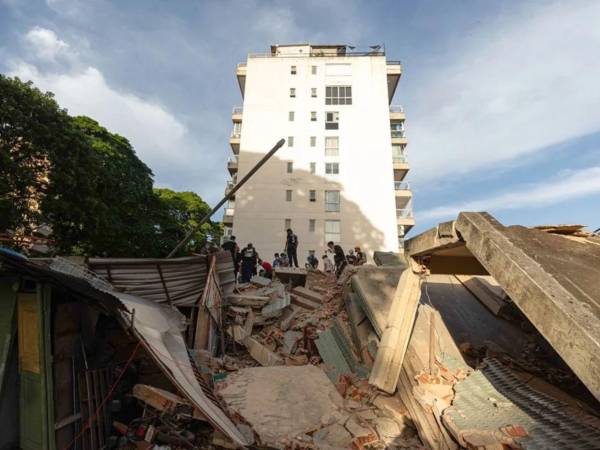 Unos 856 edificios resultaron afectados y 190 colapsaron, según los mismos datos oficiales.