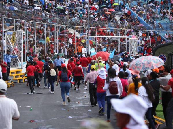 La marcha fue abucheada a su salida del coloso capitalino.