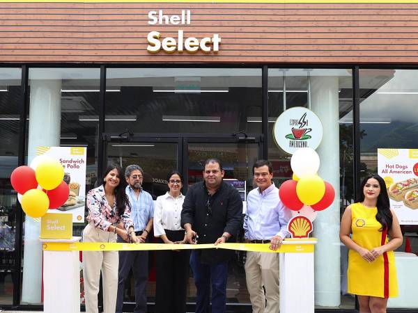 Ejecutivos de PETRHOSA y Shell realizando el corte de cinta y dando por inaugurada la estación Shell Monumento, que pone a disposición de todos los sampedranos, productos, lubricantes y combustible de calidad.