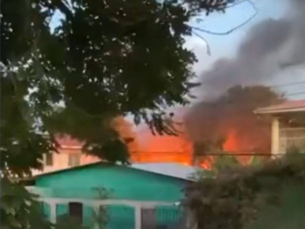 La madre de la menor sacó a su hija del interior de la vivienda.