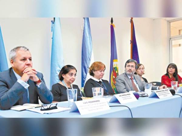 Los representantes del Fondo de las Naciones Unidas para la Infancia (Unicef) y la Misión de Apoyo contra la Corrupción e Impunidad en Honduras (Maccih) durante un conversatorio sobre la posible reducción de la edad de imputabilidad en el país, tras las propuestas de la Comisión Interinstitucional de Justicia Penal.