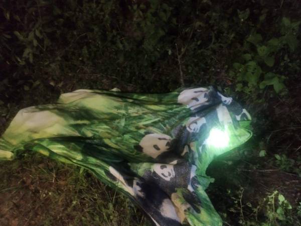 El cuerpo de Ángel Ayala quedó tendido sobre el suelo.