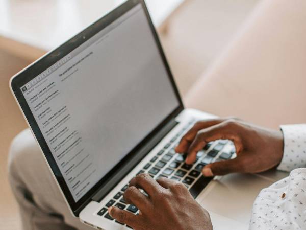 Ante los continuos incrementos en los precios de los combustibles, el Gobierno de Honduras anunció la implementación de medidas adicionales para los empleados públicos. Aquí los detalles: