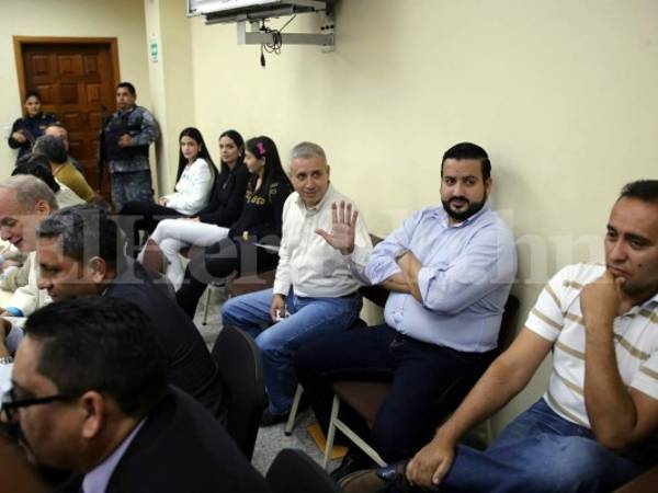 Instante en que Mario Zelaya, José Ramón Berttety, Vivian Melissa Juárez, Michell Alejandra Rojas, Jhon Charles Bográn y Susette Atuán Rojas escuchan el fallo de la Sala II del Tribunal de Sentencia. Foto: Jimmy Argueta / EL HERALDO.