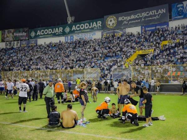 Decenas de personas cayeron desmayadas ante el hacinamiento en el sector de Sol en el coloso de la capital salvadoreña.