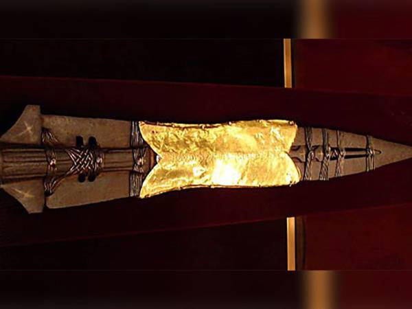 La reliquia forma parte del asta de la lanza, que fue conservada en el tesoro sagrado de Constantinopla.