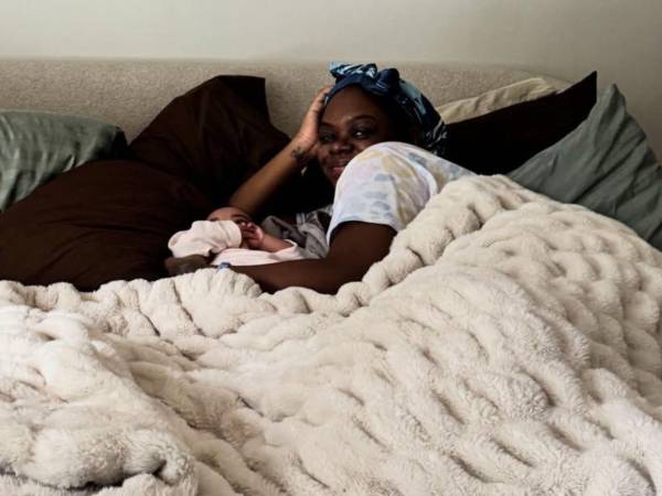 Con esta fotografía, Cori Broadus celebró que después de 10 meses su hija salió del hospital.