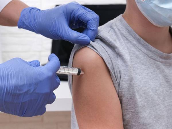 Las autoridades pidieron a la población vacunarse contra el sarampión.