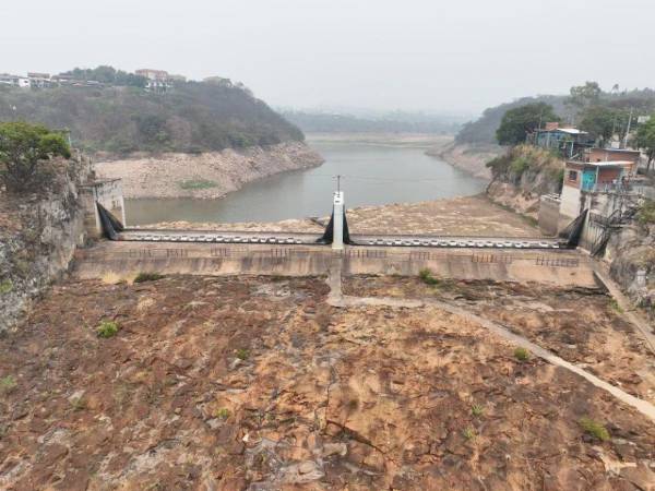 Mientras las reservas de agua en Tegucigalpa continúan disminuyendo, las autoridades ya preparan medidas extraordinarias para evitar un desabastecimiento total en la capital. ¿De qué se trata?