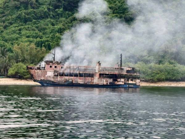 La embarcación partió el pasado 8 de septiembre desde Manila, con 115 pasajeros y 17 tripulantes. Se desconoce que originó el incendio.