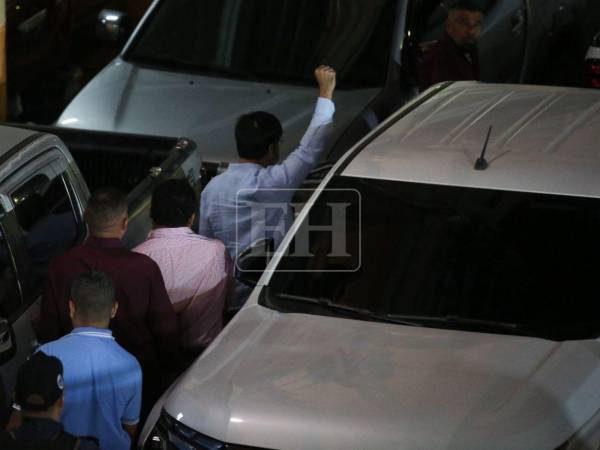 El lente de EL HERALDO captó al exfiscal yéndose del hemiciclo legislativo bastante satisfecho con su decisión de no comparecer ante el pleno.