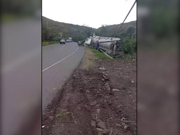 Durante el accidente, el camión embistió un pequeño negocio ubicado a la orilla de la carretera.